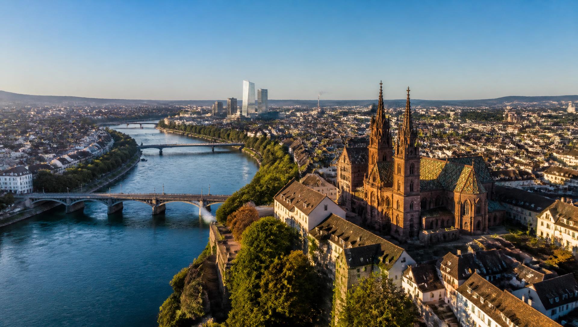 Basel Stadtpanorama mit Rhein und Münster